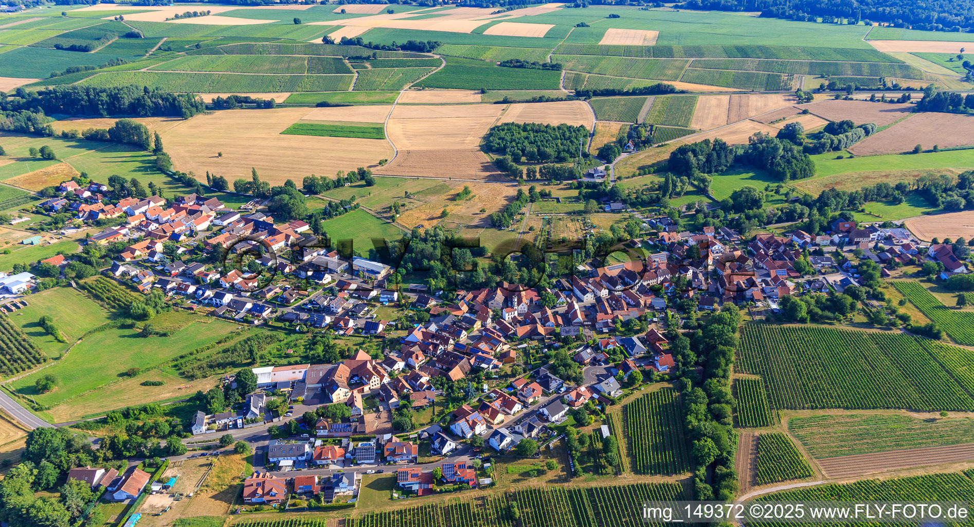 Dorfpanorama aus Süden mit Türmel in Oberhausen im Bundesland Rheinland-Pfalz, Deutschland