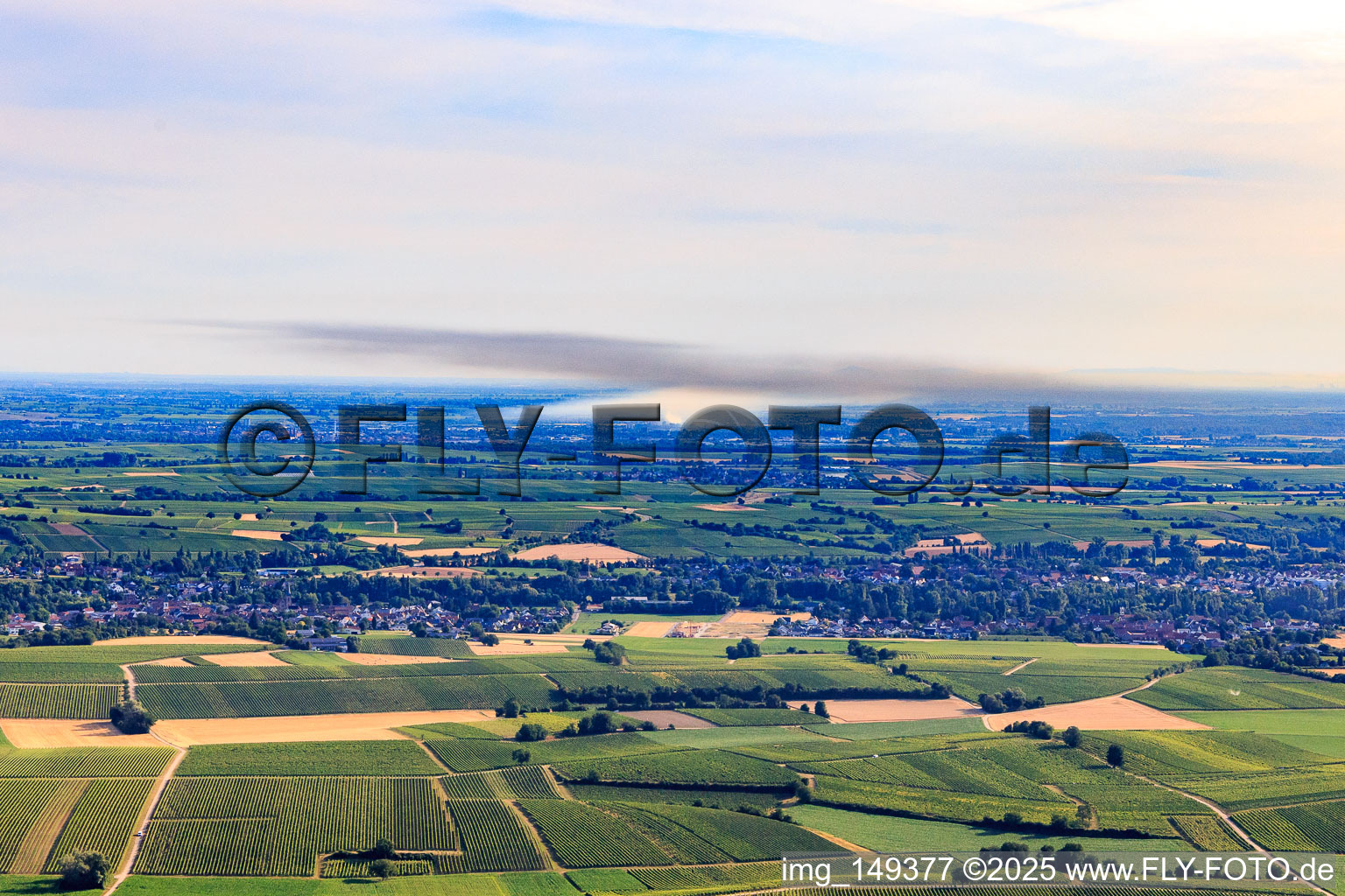 Rauchfahne über Landau wegen eines explodierten Einfamilienhauses im Ortsteil Dammheim in Landau in der Pfalz im Bundesland Rheinland-Pfalz, Deutschland
