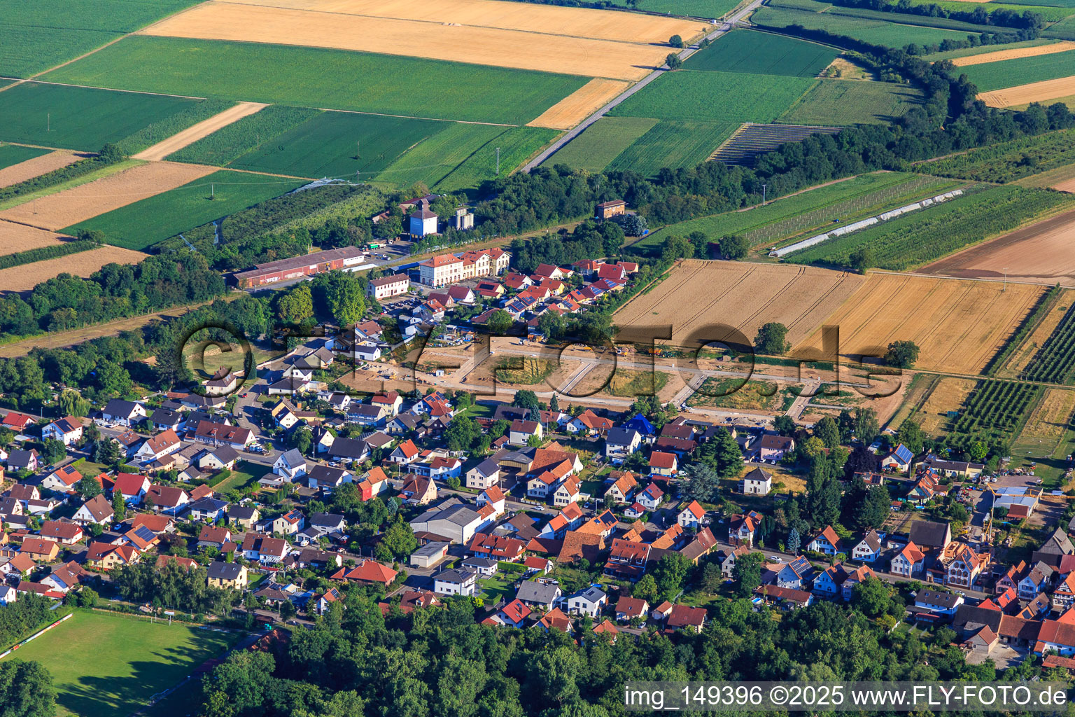 Erschließung des Neubaugebiet Im Kirschgarten in Winden im Bundesland Rheinland-Pfalz, Deutschland von oben gesehen