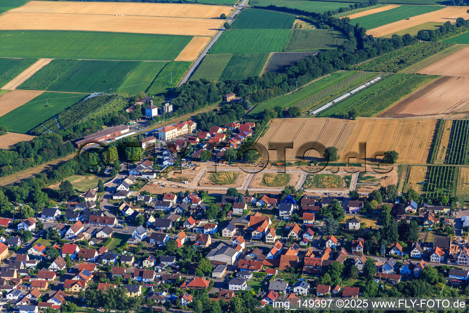 Erschließung des Neubaugebiet Im Kirschgarten in Winden im Bundesland Rheinland-Pfalz, Deutschland vom Flugzeug aus