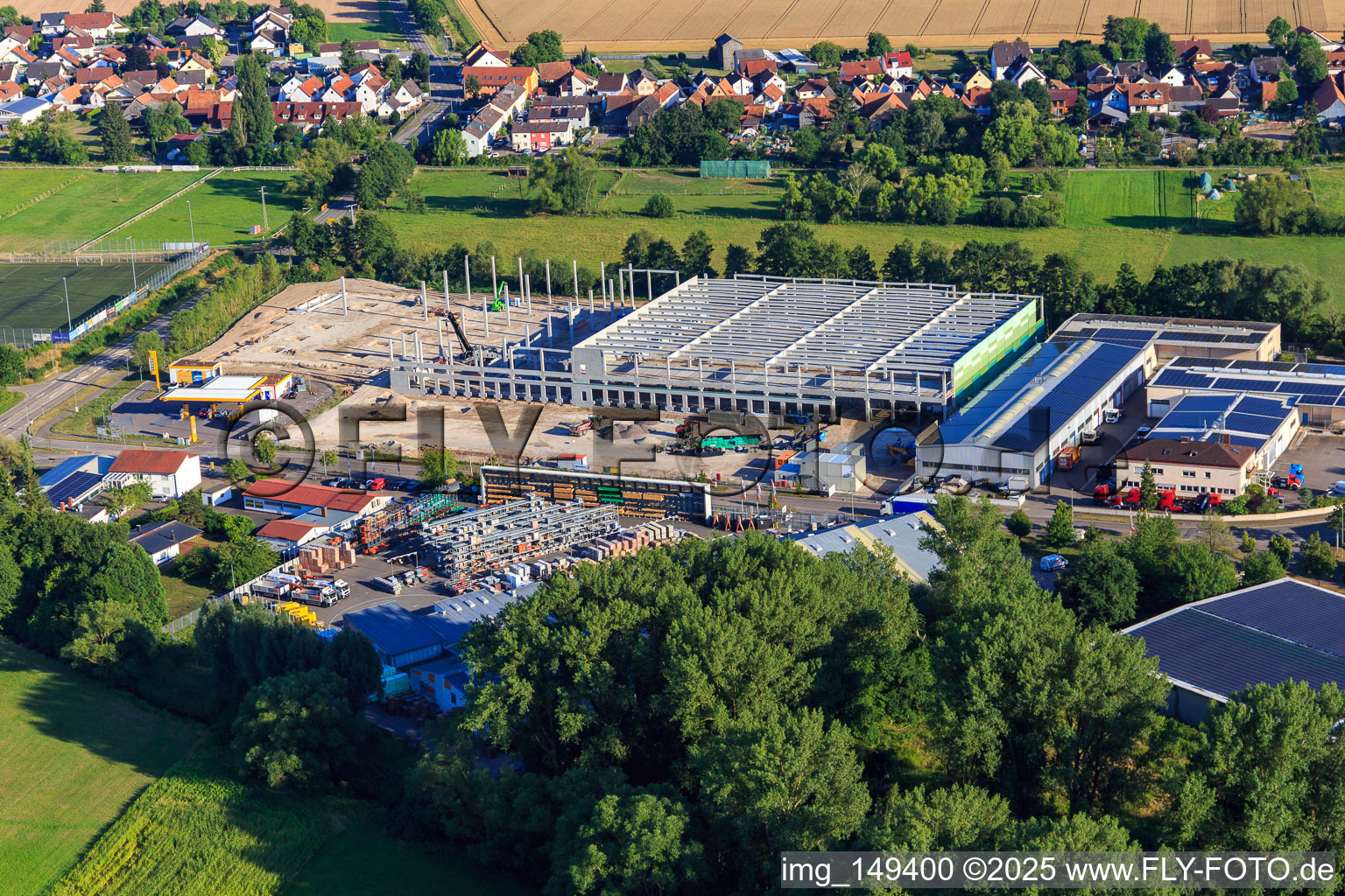 Baustelle des neuen Logistikpark der HANSAINVEST und DFI-Real-Estate Kandel nach Abriss des OBI-Markts im Ortsteil Minderslachen im Bundesland Rheinland-Pfalz, Deutschland von oben