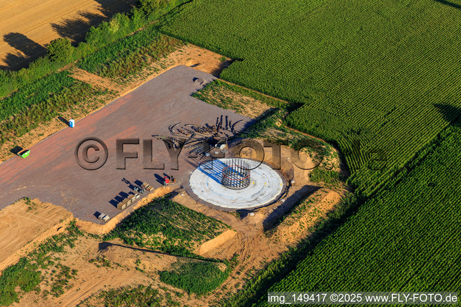 Repowering Windpark Minfeld. JUWI ersetzt vier Altanlagen (GE 1.5) aus 2004 durch zwei neue, modernen Anlagen vom Typ Vestas V162 mit je sechs Megawatt im Bundesland Rheinland-Pfalz, Deutschland von oben