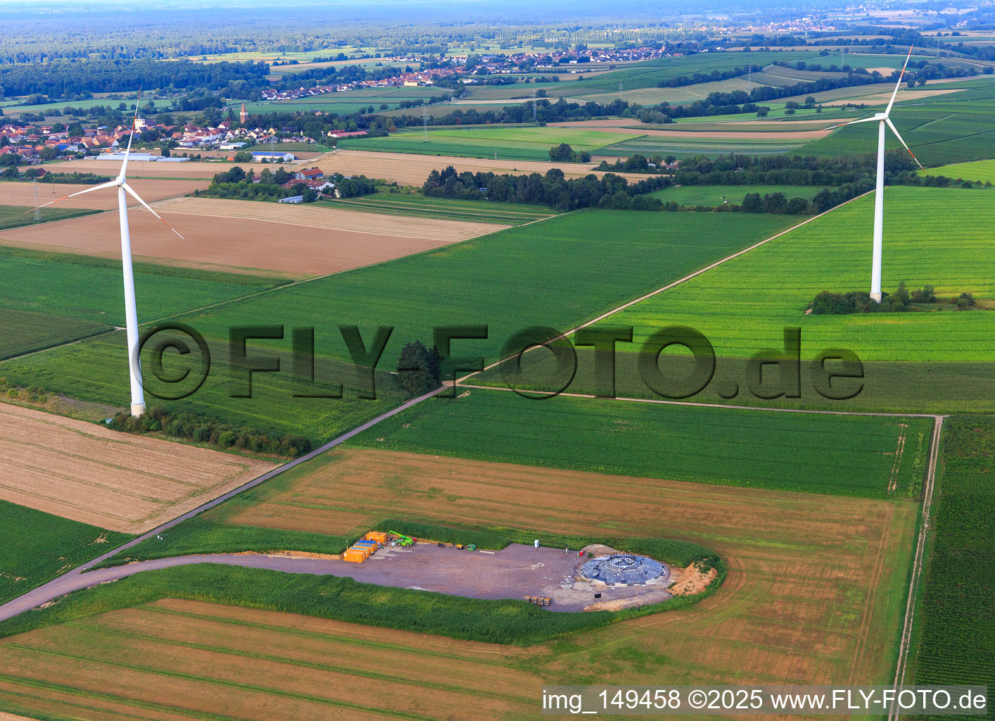Repowering Windpark Minfeld. JUWI ersetzt vier Altanlagen (GE 1.5) aus 2004 durch zwei neue, modernen Anlagen vom Typ Vestas V162 mit je sechs Megawatt im Bundesland Rheinland-Pfalz, Deutschland aus der Luft