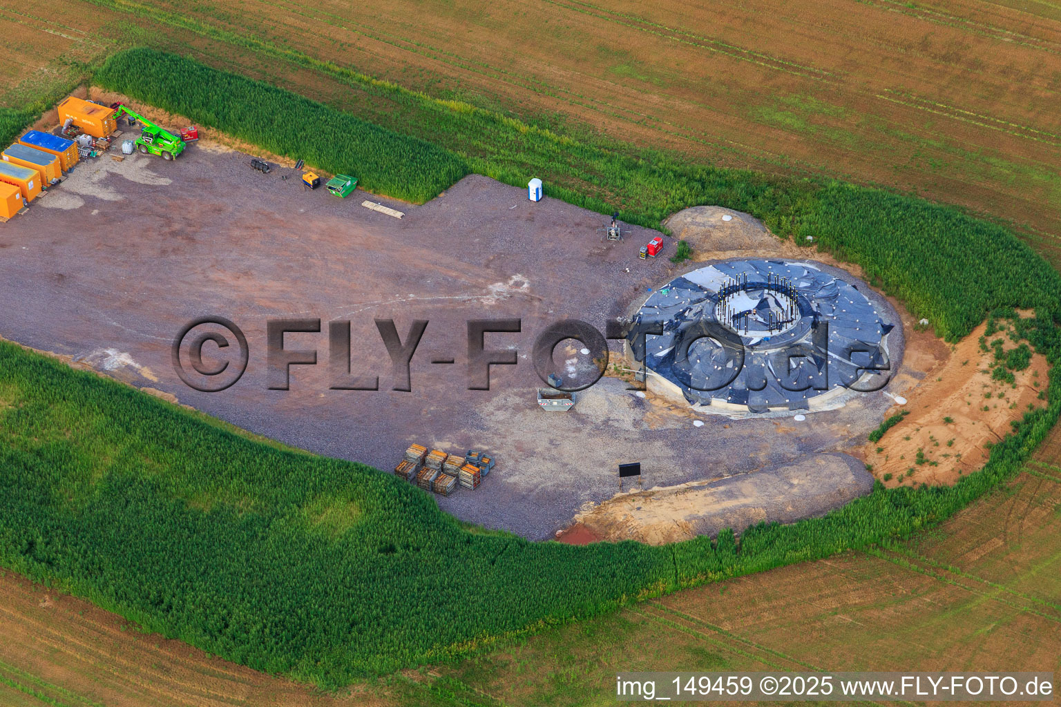 Repowering Windpark Minfeld. JUWI ersetzt vier Altanlagen (GE 1.5) aus 2004 durch zwei neue, modernen Anlagen vom Typ Vestas V162 mit je sechs Megawatt im Bundesland Rheinland-Pfalz, Deutschland von oben gesehen