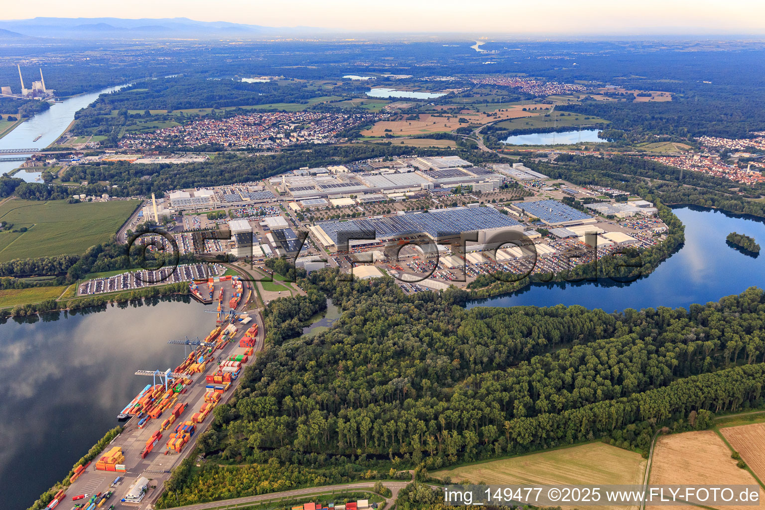 Daimler Truck AG, Mercedes-Benz Werk Wörth aus Norden in Wörth am Rhein im Bundesland Rheinland-Pfalz, Deutschland