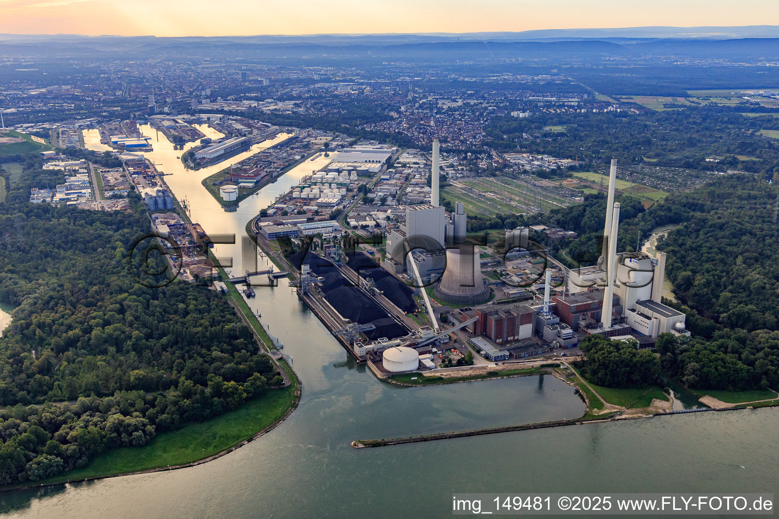Rheinhafen-Dampfkraftwerk Karlsruhe und Rheinhäfen am Morgen aus Westen im Ortsteil Daxlanden im Bundesland Baden-Württemberg, Deutschland