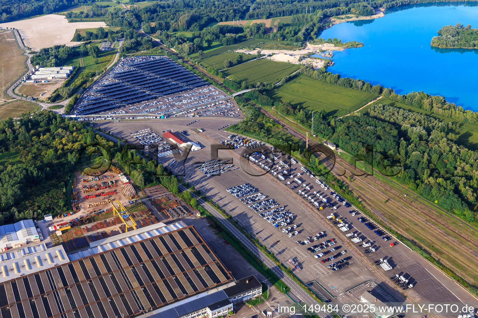 ARCHICUB - Abstellplatz zum Import von LKW und PKW der Walon France in Lauterbourg im Bundesland Bas-Rhin, Frankreich