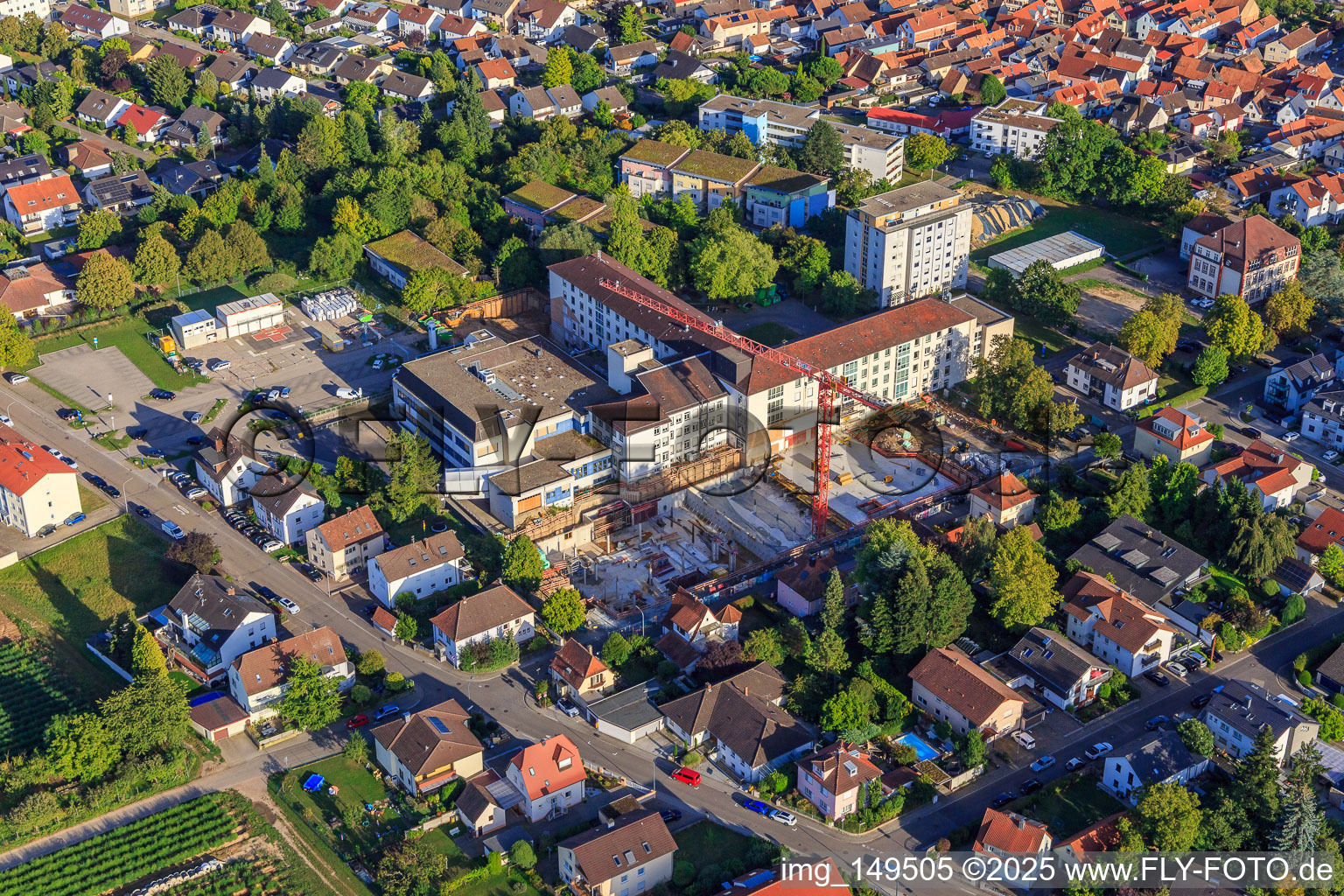 Baustelle zur Erweiterung der Asklepios Südpfalzklinik Kandel im Bundesland Rheinland-Pfalz, Deutschland vom Flugzeug aus