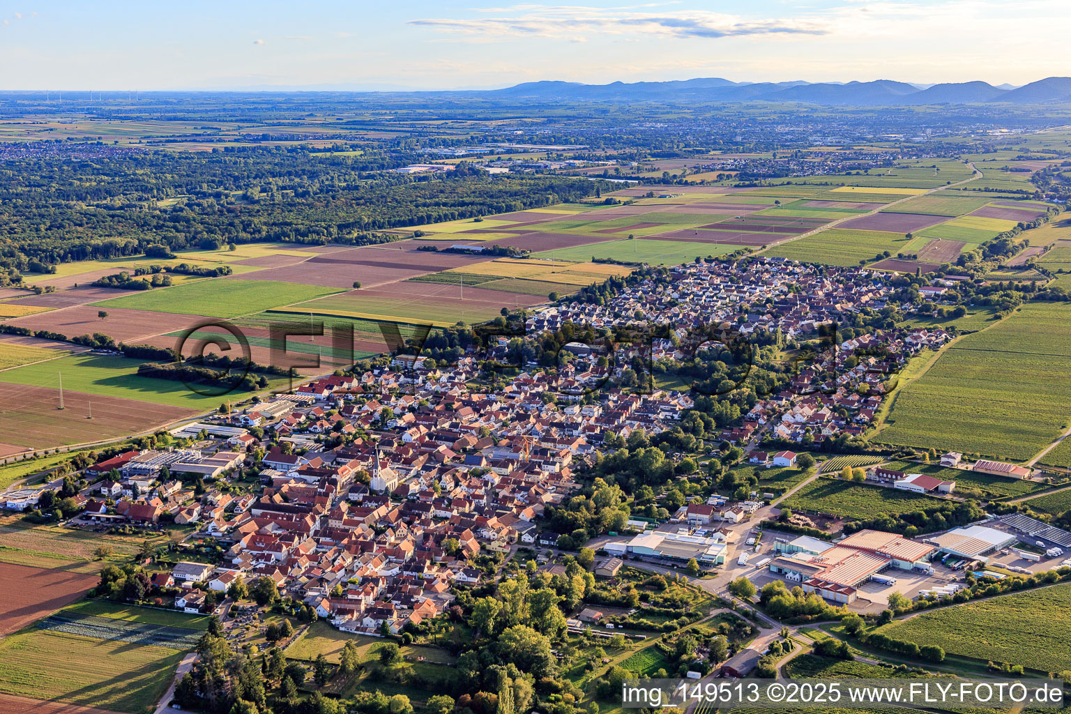 Ortsübersicht am Abend aus Nordosten im Ortsteil Niederhochstadt in Hochstadt im Bundesland Rheinland-Pfalz, Deutschland