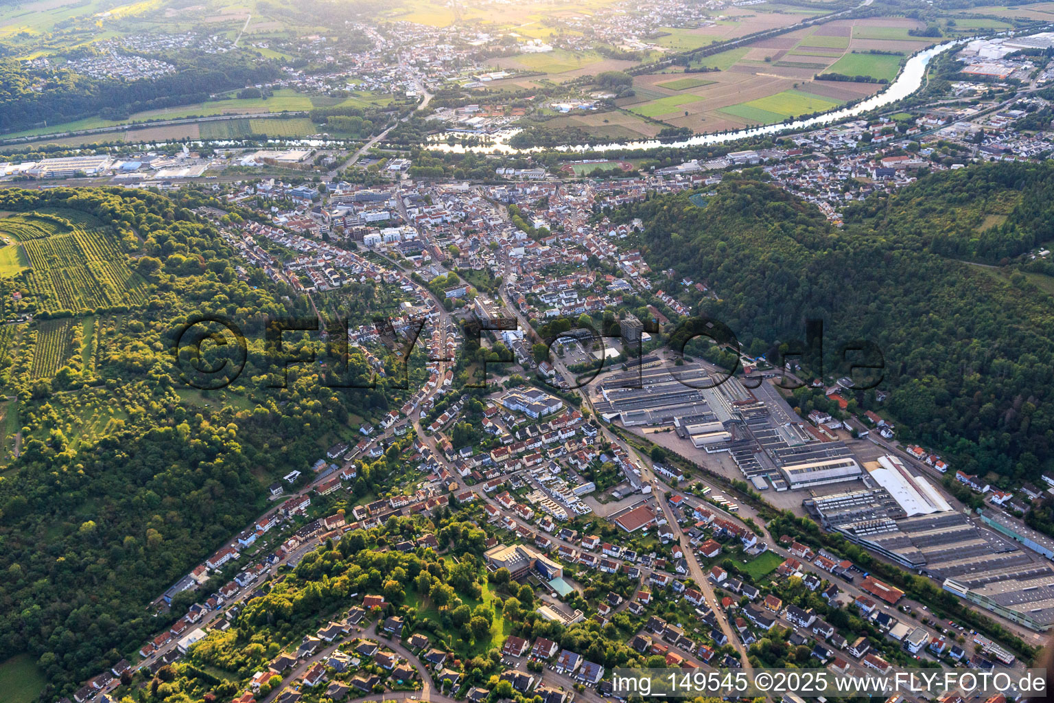 Stadtansicht bis zum Saar-Ufer von Osten in Merzig im Bundesland Saarland, Deutschland