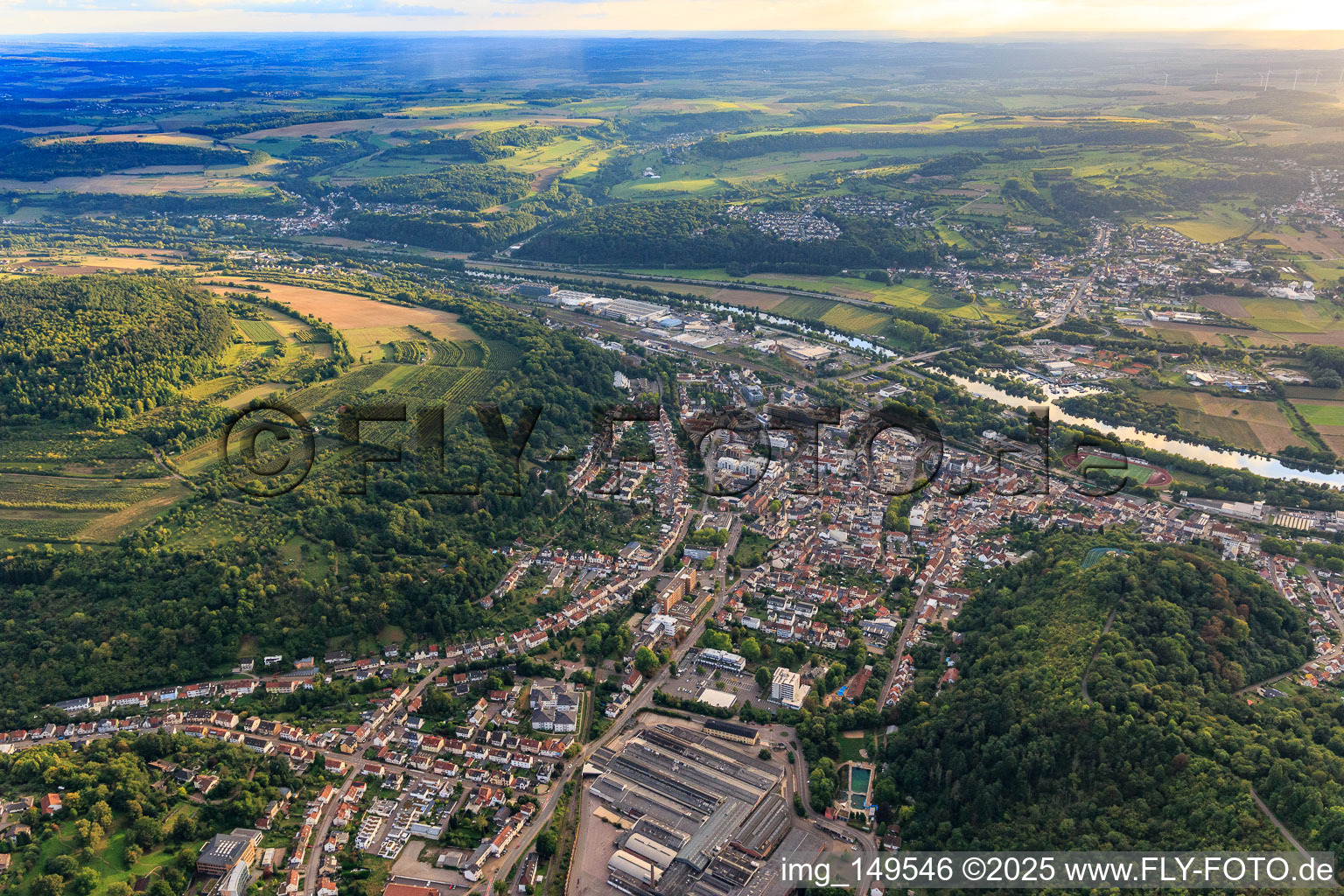 Stadtansicht bis zum Saar-Ufer von Nordosten in Merzig im Bundesland Saarland, Deutschland
