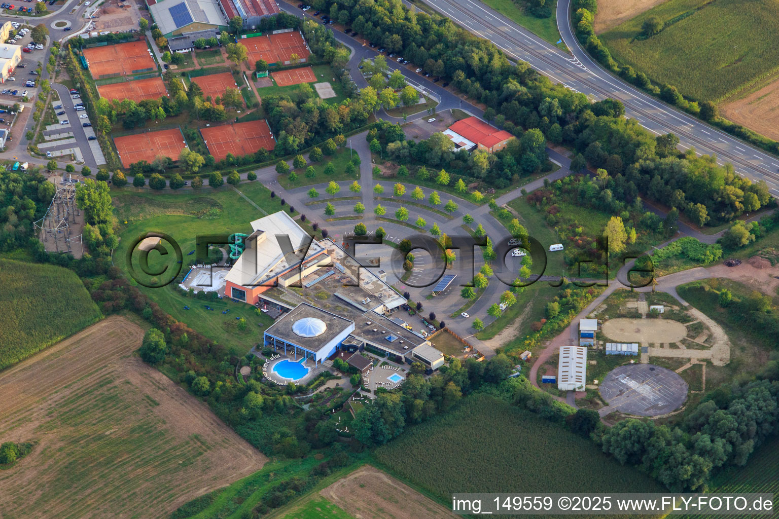 Das Bad Merzig mit Wohnmobilstellplatz und Musik & Theater Saar GmbH im Ortsteil Hilbringen im Bundesland Saarland, Deutschland