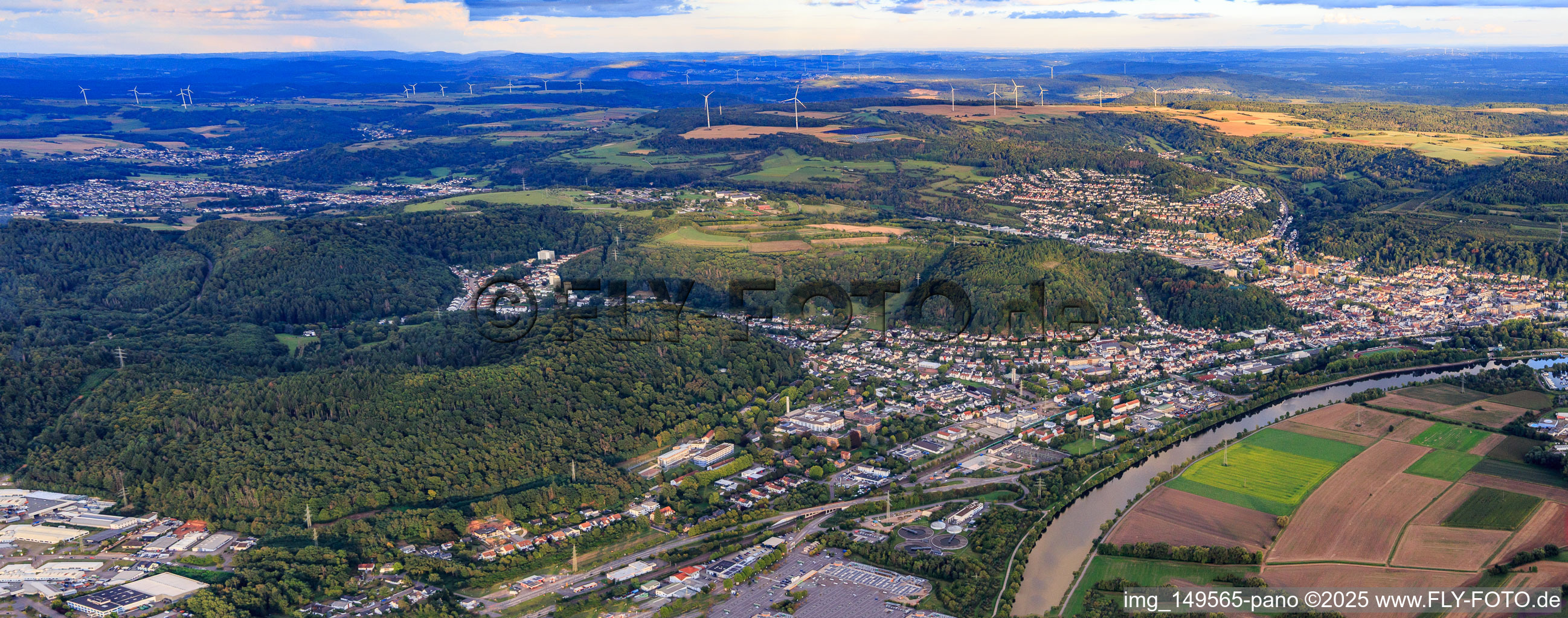 Stadtpanorama am Saarufer aus Nordwesten in Merzig im Bundesland Saarland, Deutschland