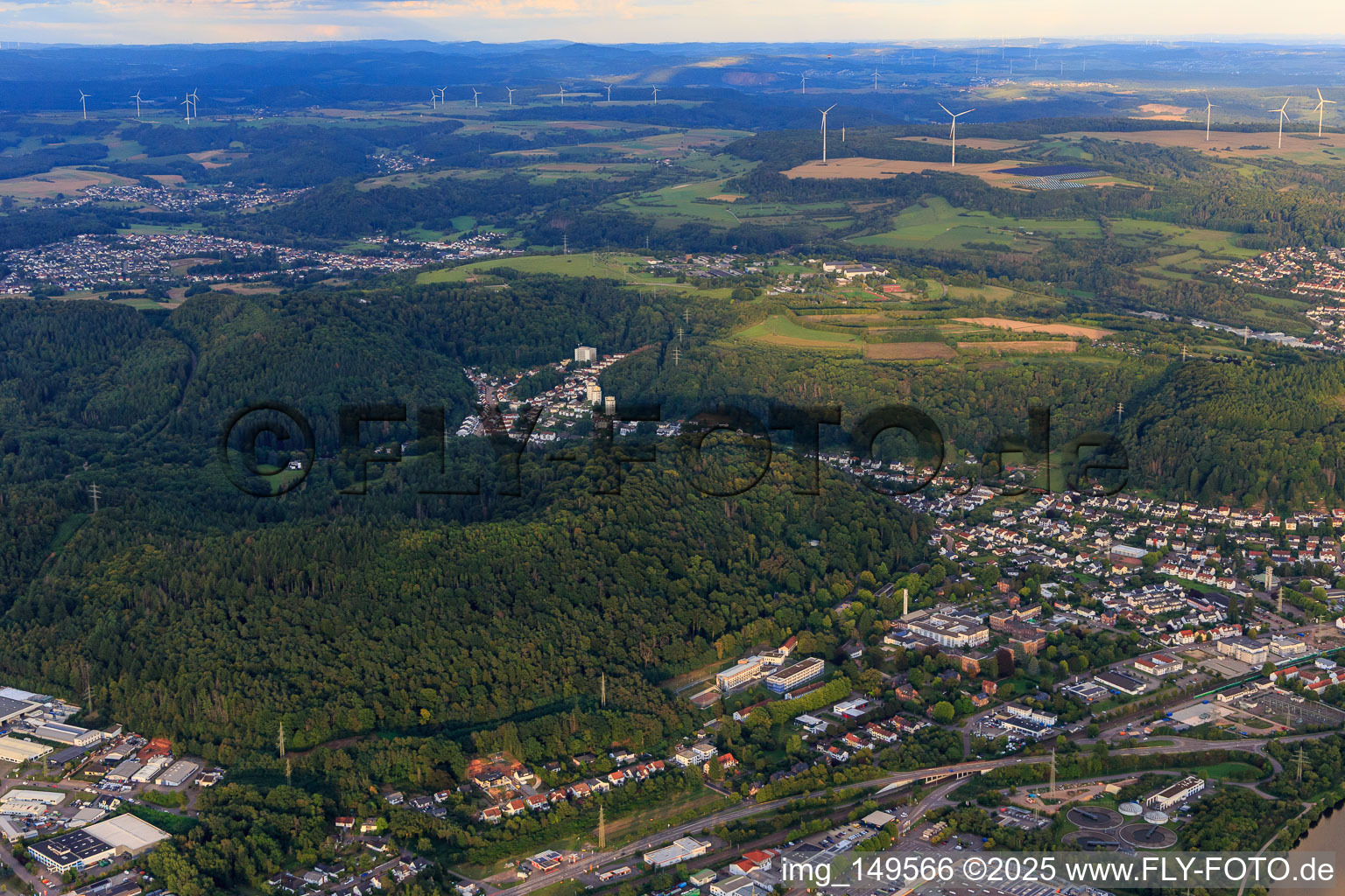 Luftaufnahme von Stadtansicht am Saarufer aus Nordwesten in Merzig im Bundesland Saarland, Deutschland