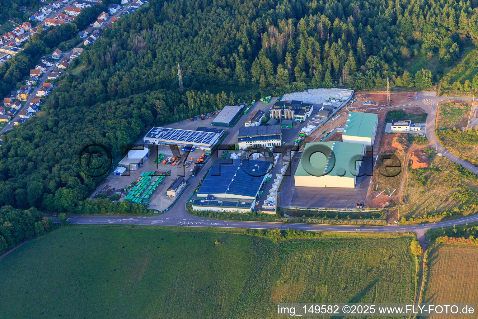 Industriegebiet Auf d. Haardt mit SEG Umwelt-Service GmbH,  Martino Installationstechnik – Heizung, Sanitär, Lüftung und Walter & Co. GmbH / Walter Nutzfahrzeuge GmbH in Mettlach im Bundesland Saarland, Deutschland