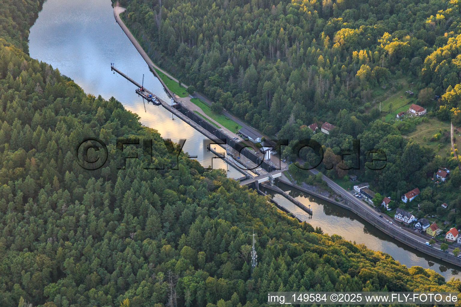 Saarwasserkraftwerk,. Staustufe und Schleuse Mettlach im Ortsteil Keuchingen im Bundesland Saarland, Deutschland