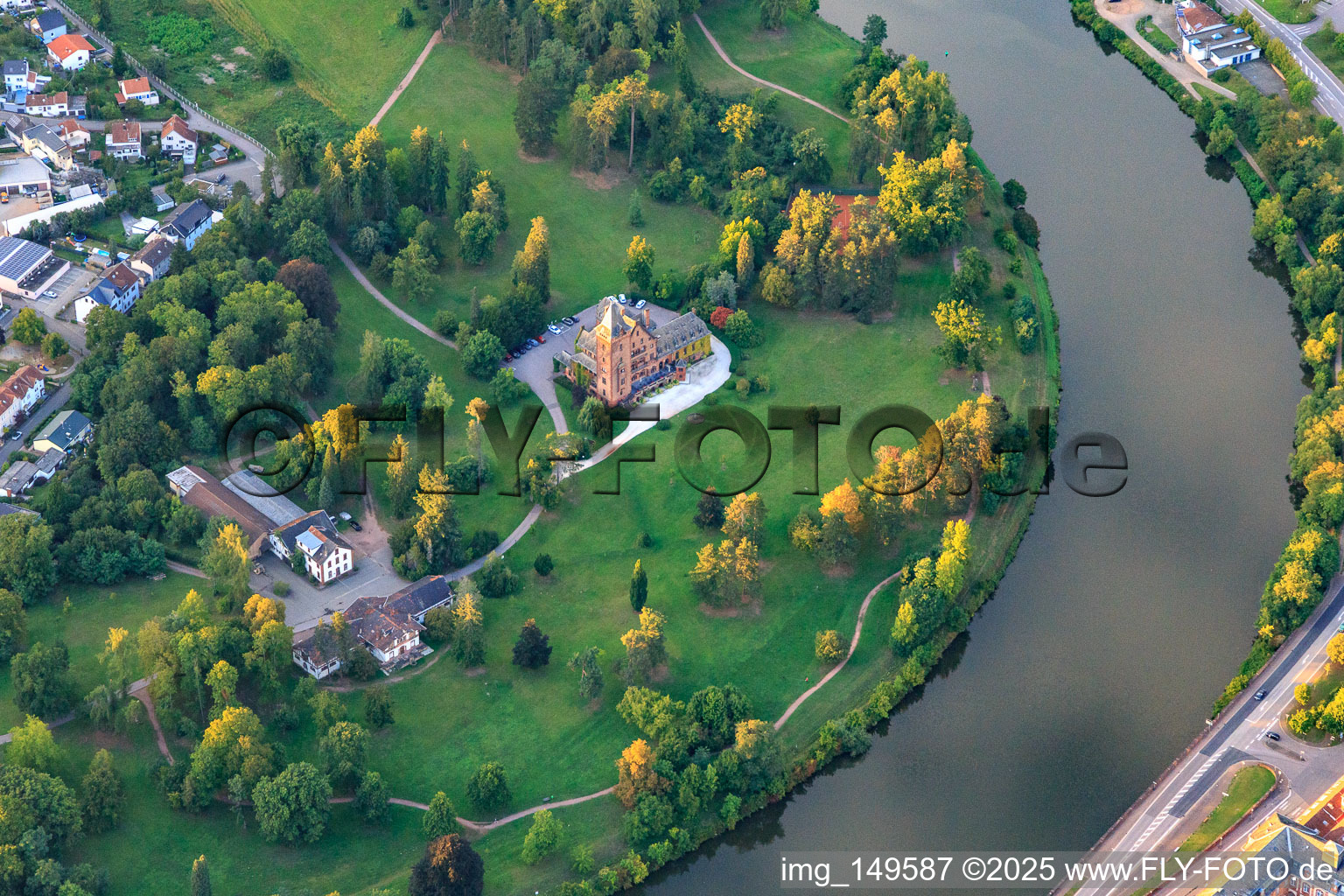 Gästehaus Schloss Saareck in einem Park am Saarufer im Ortsteil Keuchingen in Mettlach im Bundesland Saarland, Deutschland
