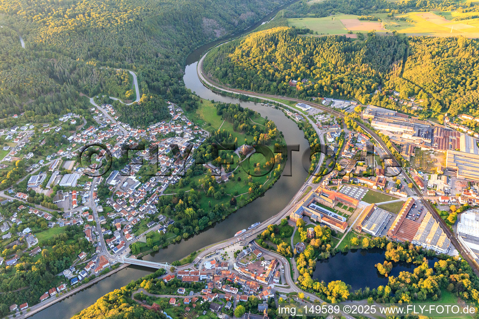 Ortsansicht beidseits der Saar aus Süden im Ortsteil Keuchingen in Mettlach im Bundesland Saarland, Deutschland