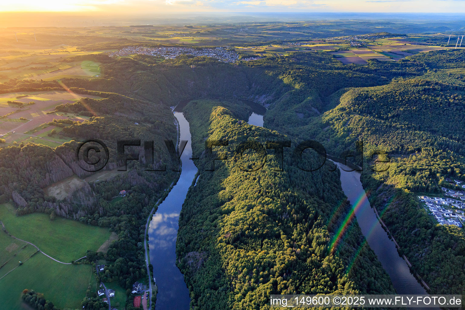 Luftbild von Saarschleife von Osten bei Sonnenuntergang in Mettlach im Bundesland Saarland, Deutschland