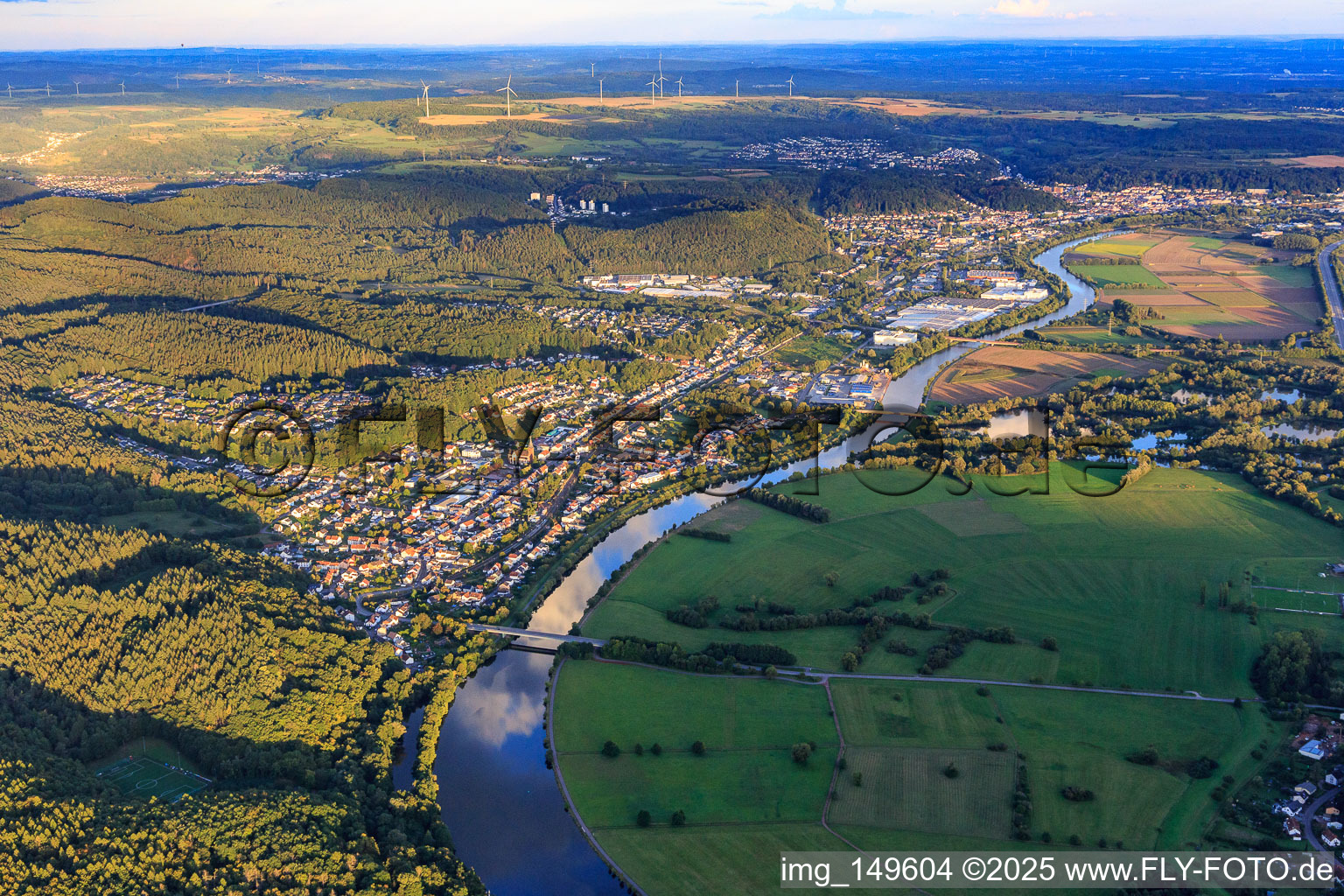 Ortsansicht am Ufer der Saar aus Nordwesten im Ortsteil Besseringen in Merzig im Bundesland Saarland, Deutschland
