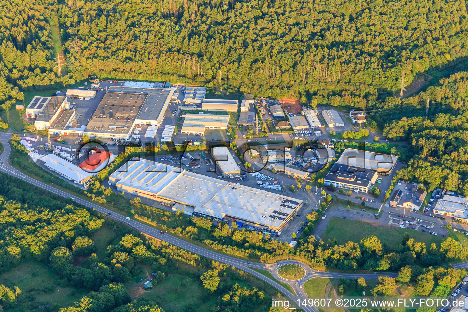 Industriegebiet Handwerkstraße mit HOLZHAUER KG, Serveco GmbH und Arimond Zweiradtechnik GmbH in Merzig im Bundesland Saarland, Deutschland