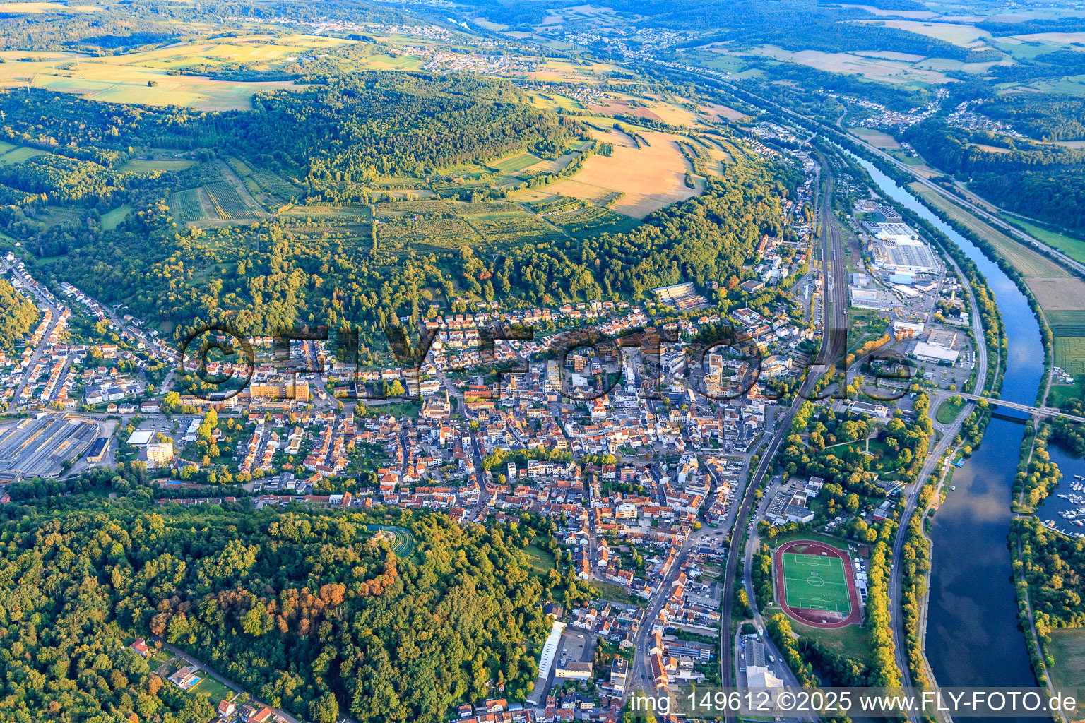 Stadtansicht an der Saar von Norden in Merzig im Bundesland Saarland, Deutschland