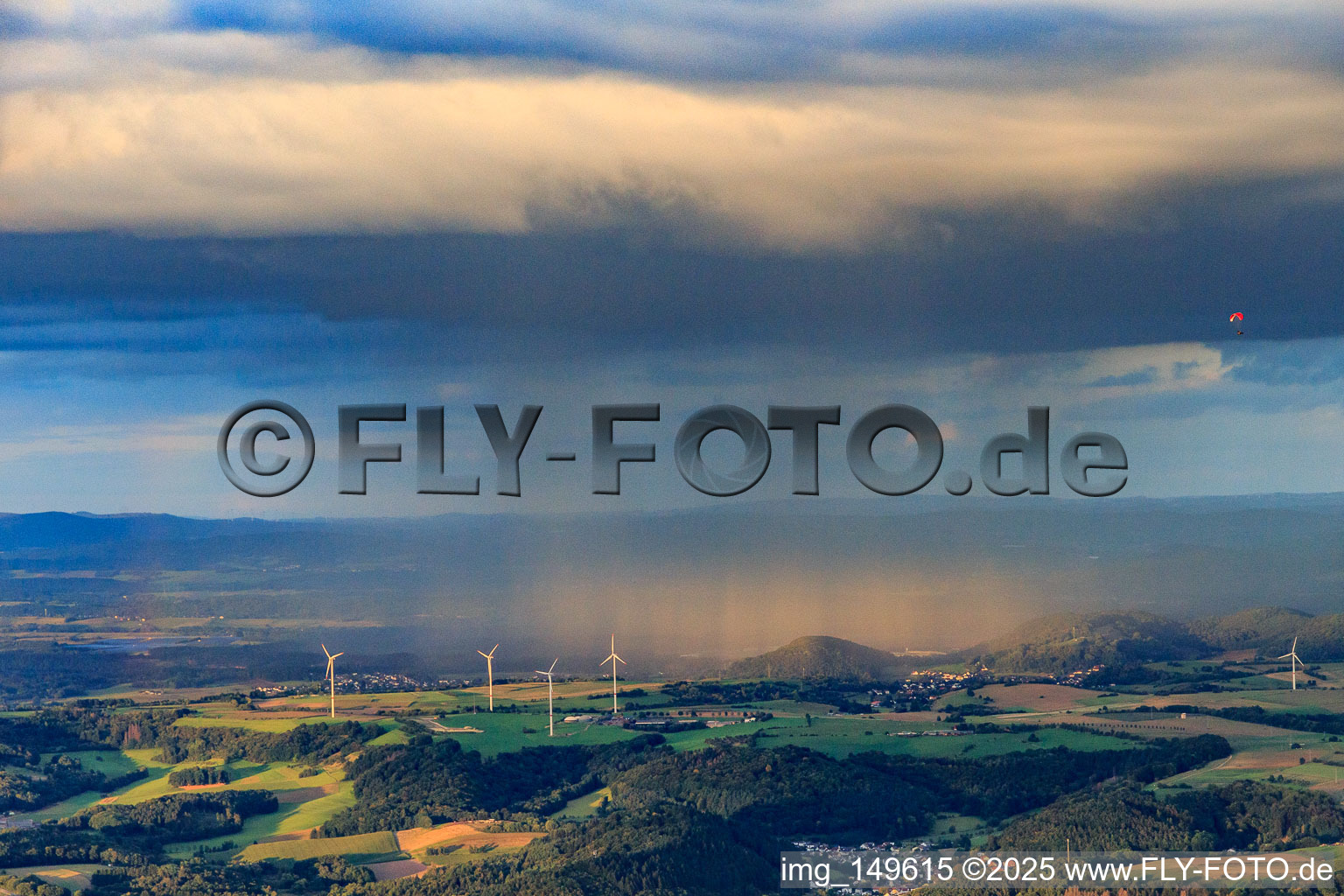 Windpark Merchingen vor einer Regenwand mit Regenbogen in Merzig im Bundesland Saarland, Deutschland