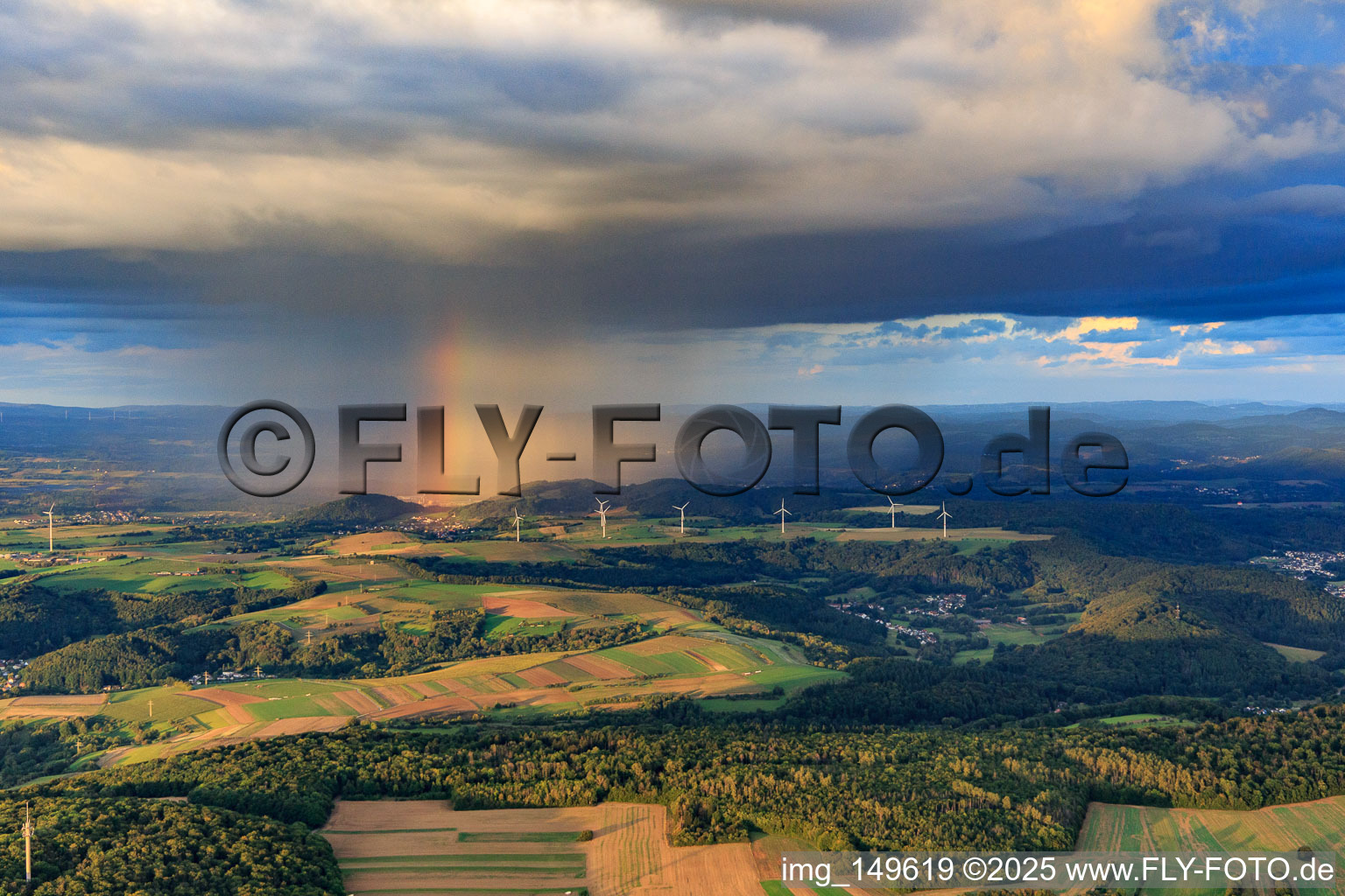 Luftaufnahme von Windpark Merchingen vor einer Regenwand mit Regenbogen in Merzig im Bundesland Saarland, Deutschland