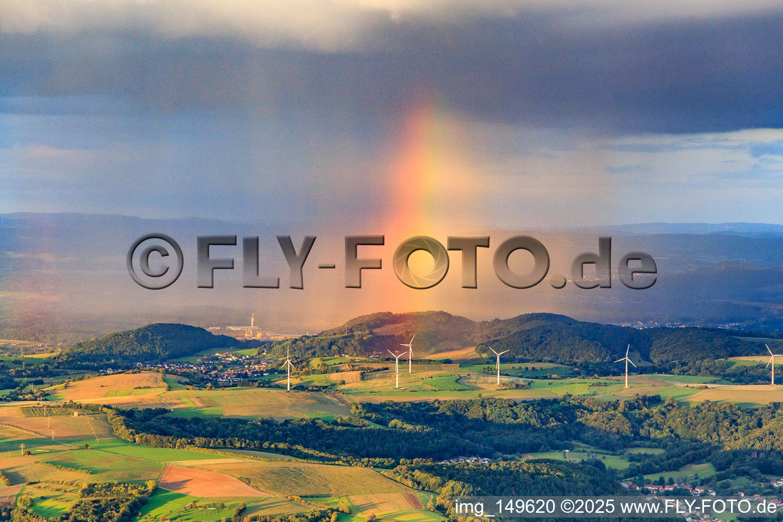 Schrägluftbild von Windpark Merchingen vor einer Regenwand mit Regenbogen in Merzig im Bundesland Saarland, Deutschland