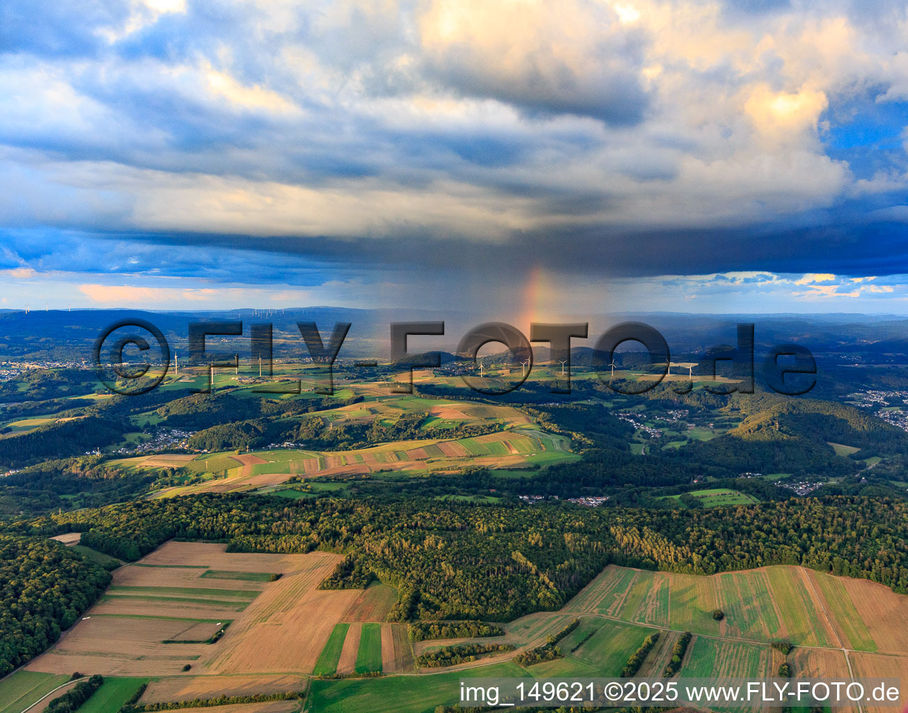 Windpark Merchingen vor einer Regenwand mit Regenbogen in Merzig im Bundesland Saarland, Deutschland von oben