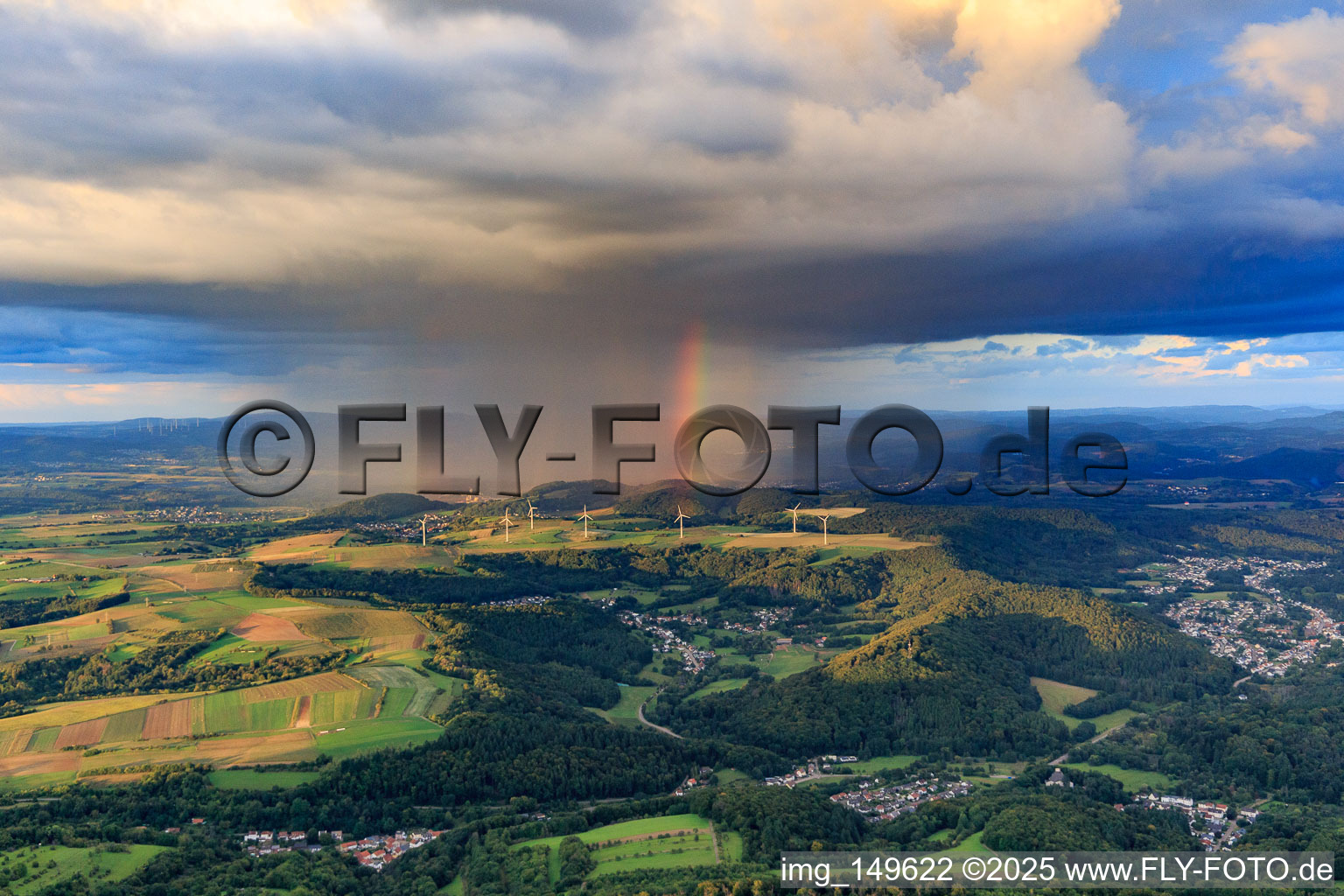 Windpark Merchingen vor einer Regenwand mit Regenbogen in Merzig im Bundesland Saarland, Deutschland aus der Luft