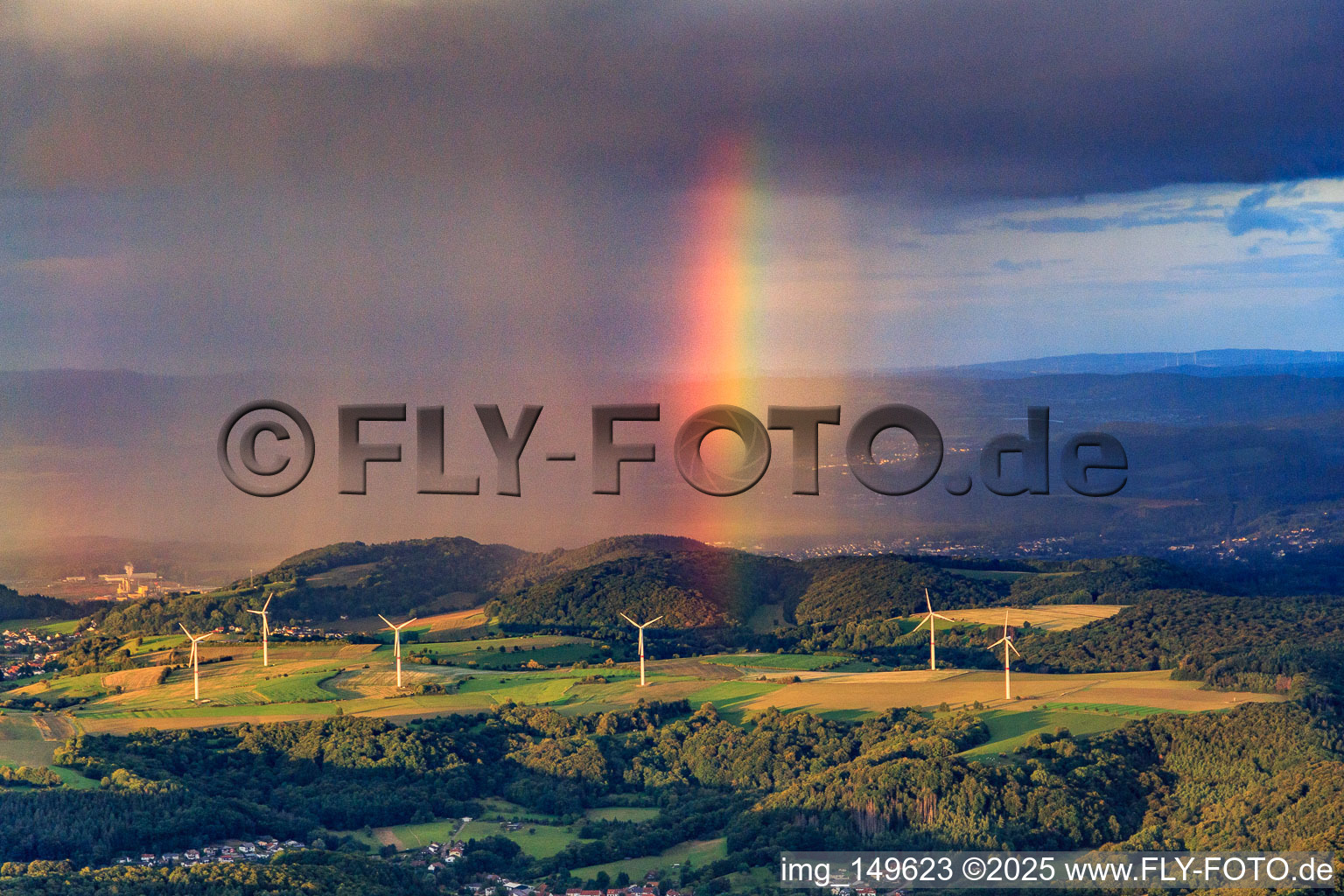 Windpark Merchingen vor einer Regenwand mit Regenbogen in Merzig im Bundesland Saarland, Deutschland von oben gesehen