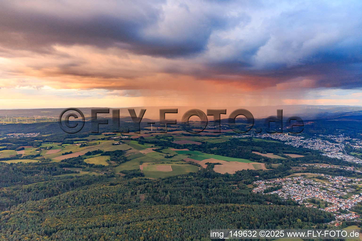Regenschauer bei Sonnenuntergang im Ortsteil Honzrath in Beckingen im Bundesland Saarland, Deutschland