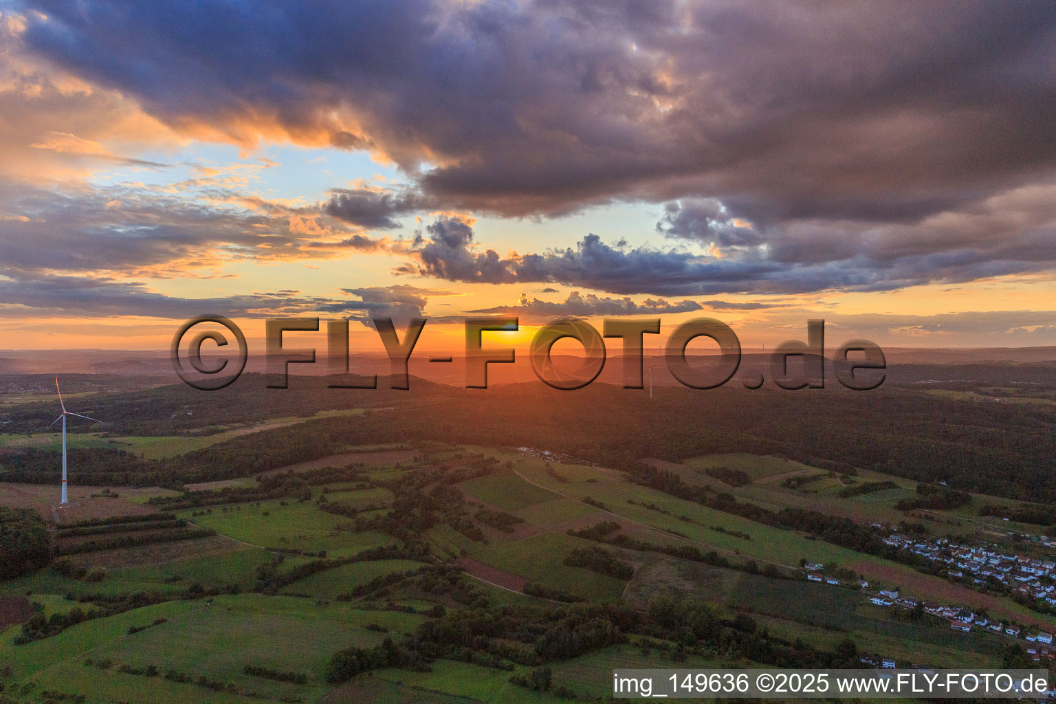 Sonnenuntergang zwischen Fernmeldeturm und Windkraftanlage im Ortsteil Hüttersdorf in Schmelz im Bundesland Saarland, Deutschland
