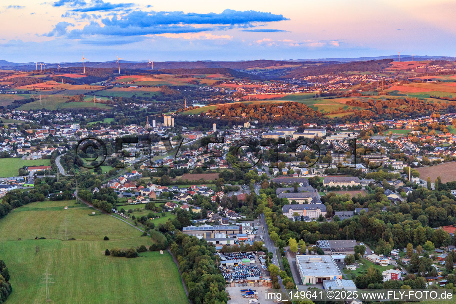 Luftbild von Ortsansicht aus Westen am Abend im Ortsteil Jabach in Lebach im Bundesland Saarland, Deutschland