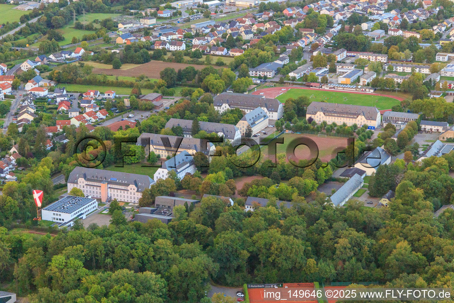 Ruth-Schaumann-Schule - Staatliche Förderschule mit überregionalem Förderzentrum Hören und Kommunikation, Zentrale Ausländerbehörde in ehemaliger Kaserne, Nikolaus-Groß-Schulen - Grund- und Gemeinschaftsschule. Volkshochschule Lebach e.V im Ortsteil Jabach im Bundesland Saarland, Deutschland