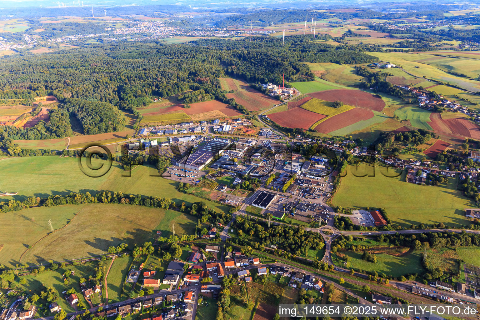 Gewerbegebiet In Bommersfeld mit Verbundschule für Gesundheits- und Pflegeberufe und Physiotherapieschule der cusanus trägergesellschaft trier mbH in Lebach im Bundesland Saarland, Deutschland