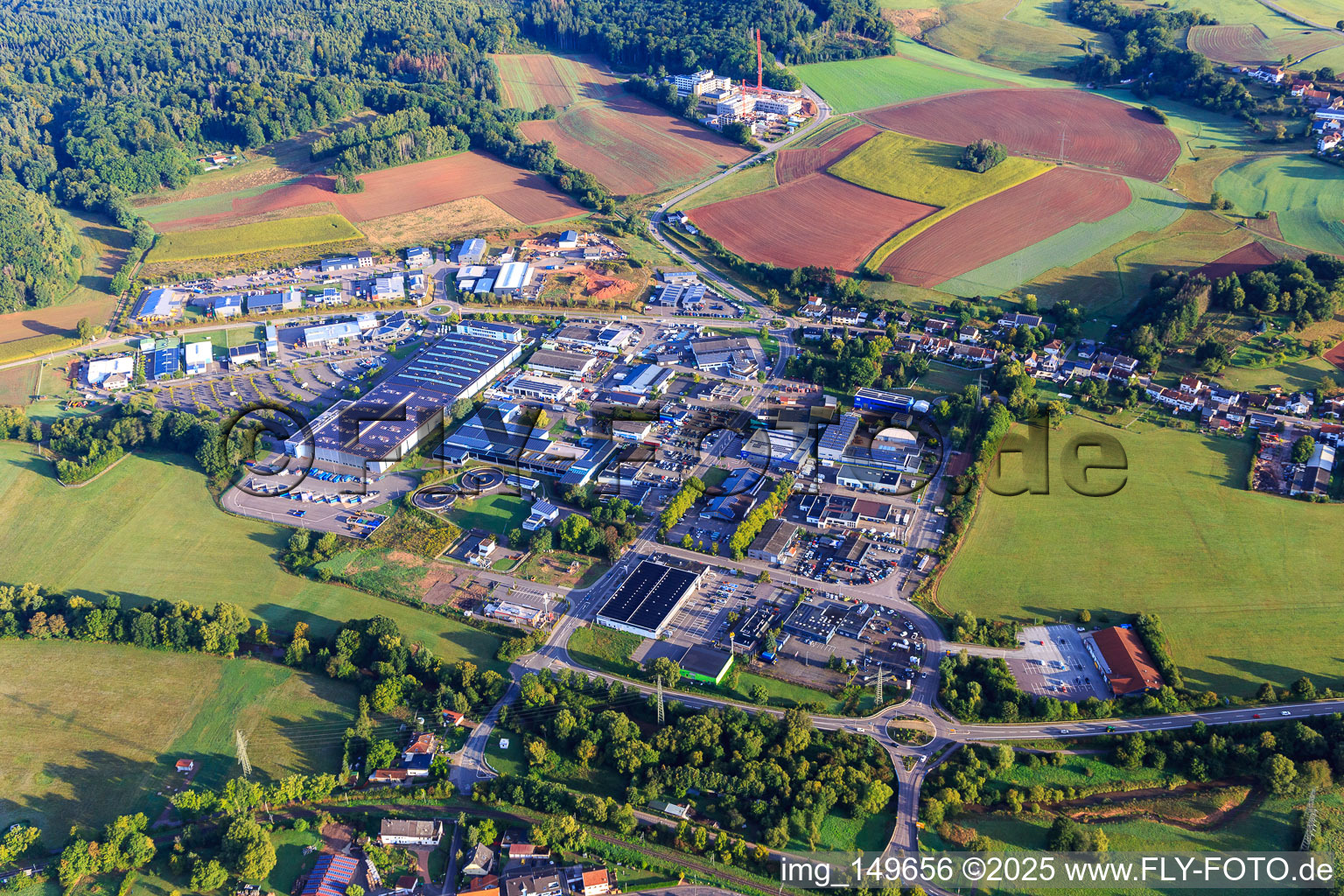 Gewerbegebiet In Bommersfeld mit Bastuck & Co. GmbH, Verbundschule für Gesundheits- und Pflegeberufe und Physiotherapieschule der cusanus trägergesellschaft trier mbH in Lebach im Bundesland Saarland, Deutschland