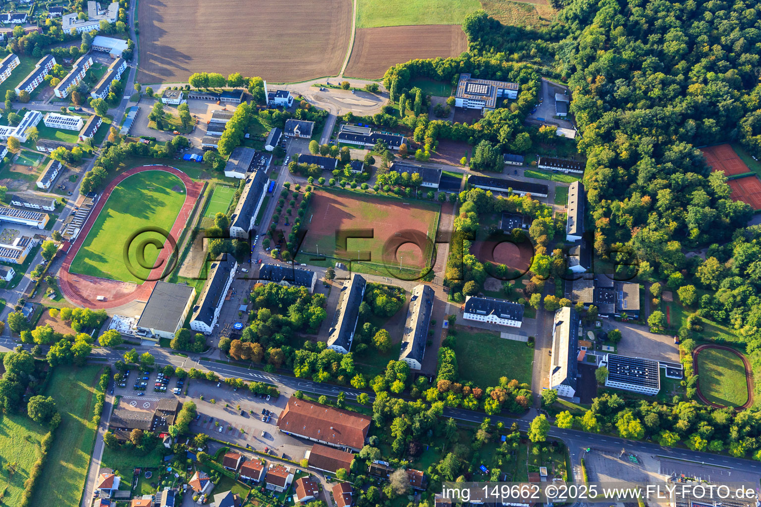 Luftbild von Ruth-Schaumann-Schule - Staatliche Förderschule mit überregionalem Förderzentrum Hören und Kommunikation, Zentrale Ausländerbehörde in ehemaliger Kaserne, Nikolaus-Groß-Schulen - Grund- und Gemeinschaftsschule. Volkshochschule Lebach e.V im Ortsteil Jabach im Bundesland Saarland, Deutschland