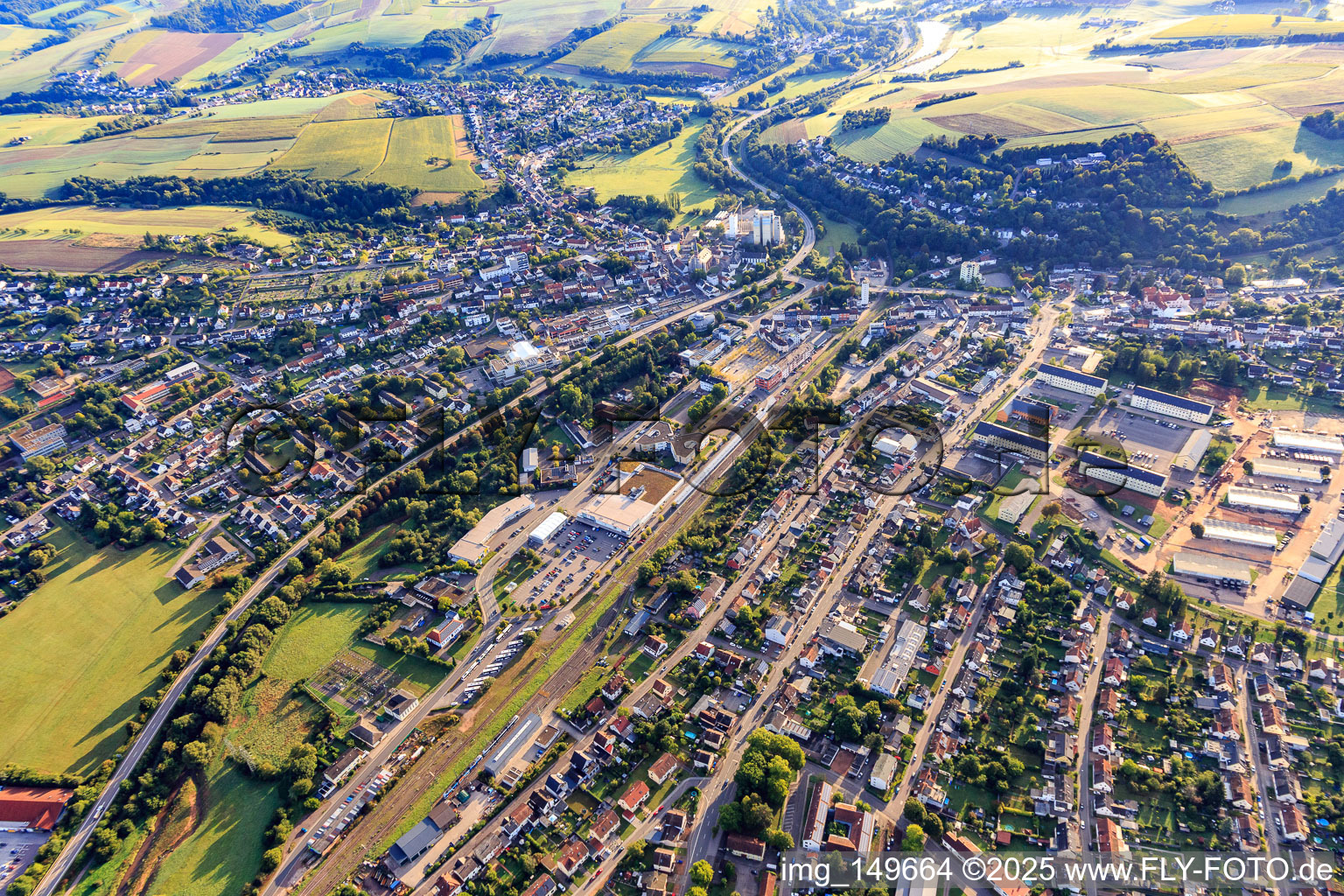 Kaufland und AWO Seniorenhaus Am Markt am Bahnhof in der Ortsmitte in Lebach im Bundesland Saarland, Deutschland