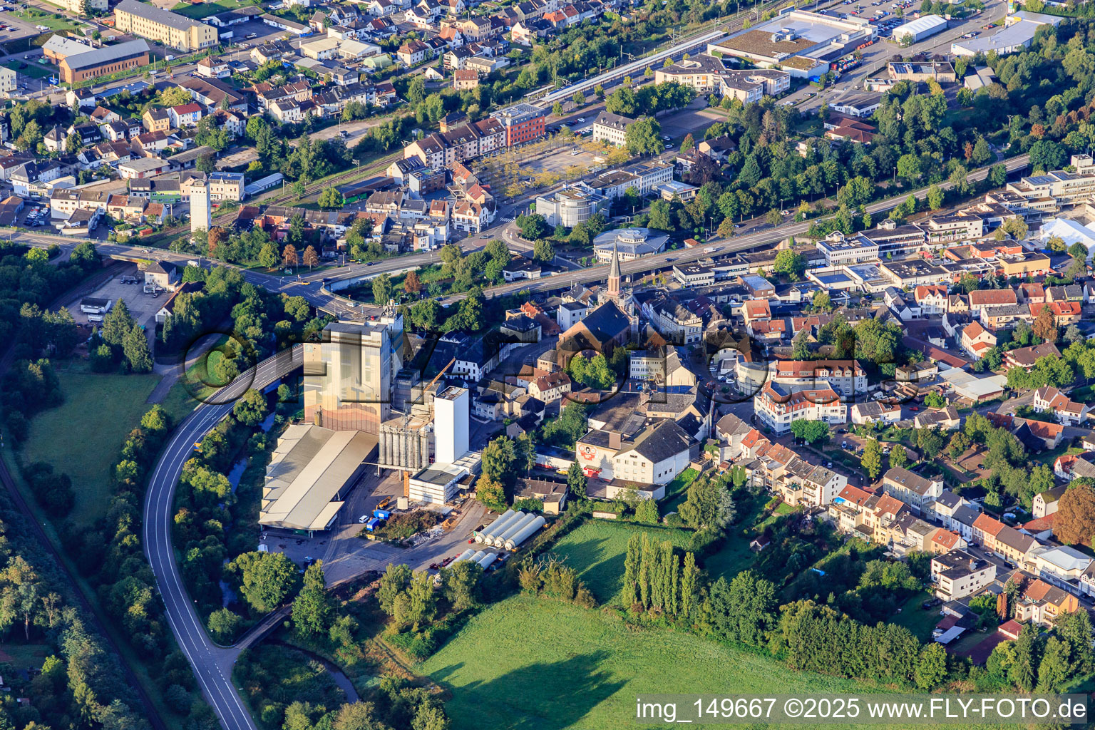 Franz Juchem GmbH, Werk Lebach und Kirche Heilige Dreifaltigkeit und St. Marien im Ortsteil Bubach-Calmesweiler in Eppelborn im Bundesland Saarland, Deutschland