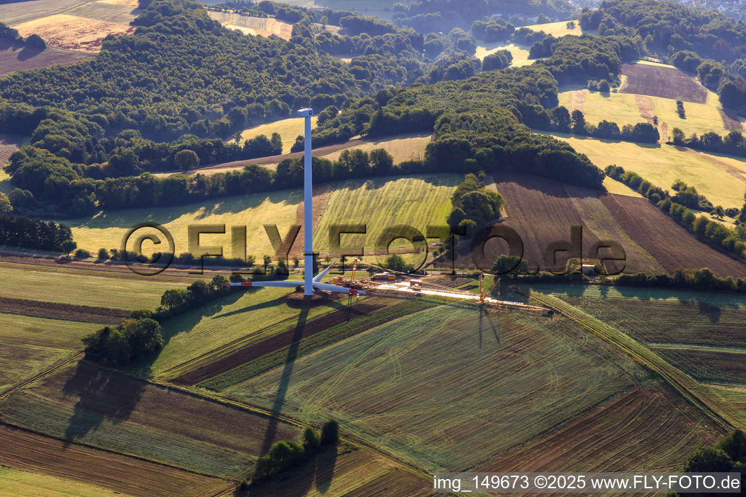 Repowering einer Windkraftanlage vor Montage der Rotoren im Ortsteil Sotzweiler in Tholey im Bundesland Saarland, Deutschland