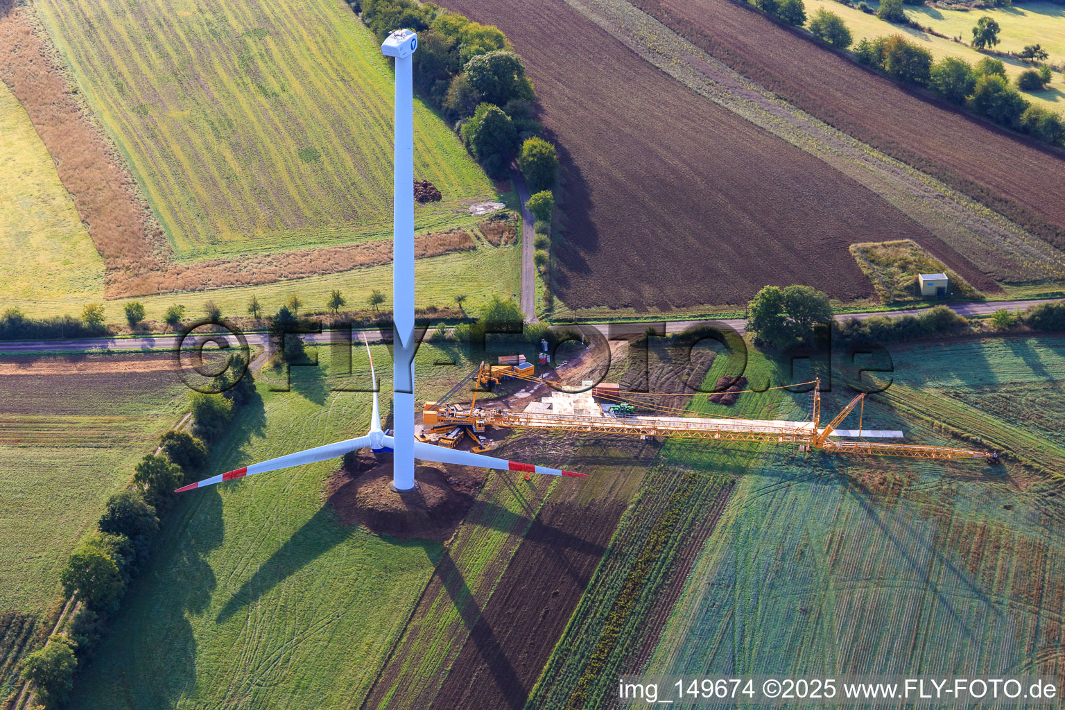 Luftbild von Repowering einer Windkraftanlage vor Montage der Rotoren im Ortsteil Sotzweiler in Tholey im Bundesland Saarland, Deutschland