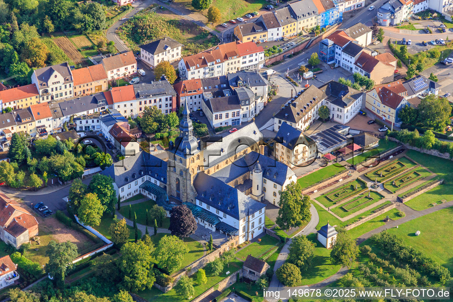 Benediktinerabtei St. Mauritius Tholey mit Abteikirche und Klostergarten von Südwesten im Bundesland Saarland, Deutschland