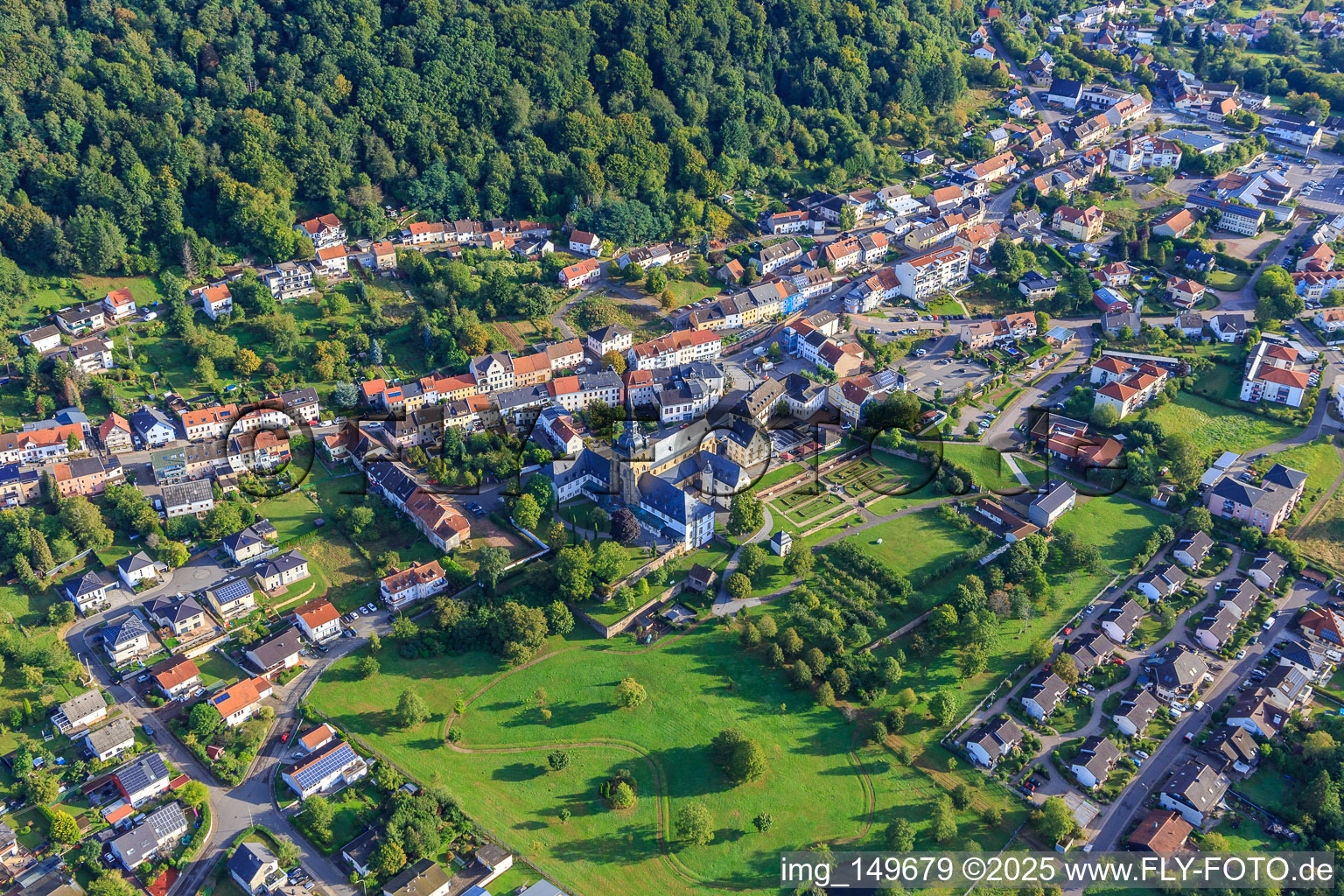 Ortsmitte mit Benediktinerabtei St. Mauritius Tholey mit Abteikirche und Klostergarten von Südwesten im Bundesland Saarland, Deutschland