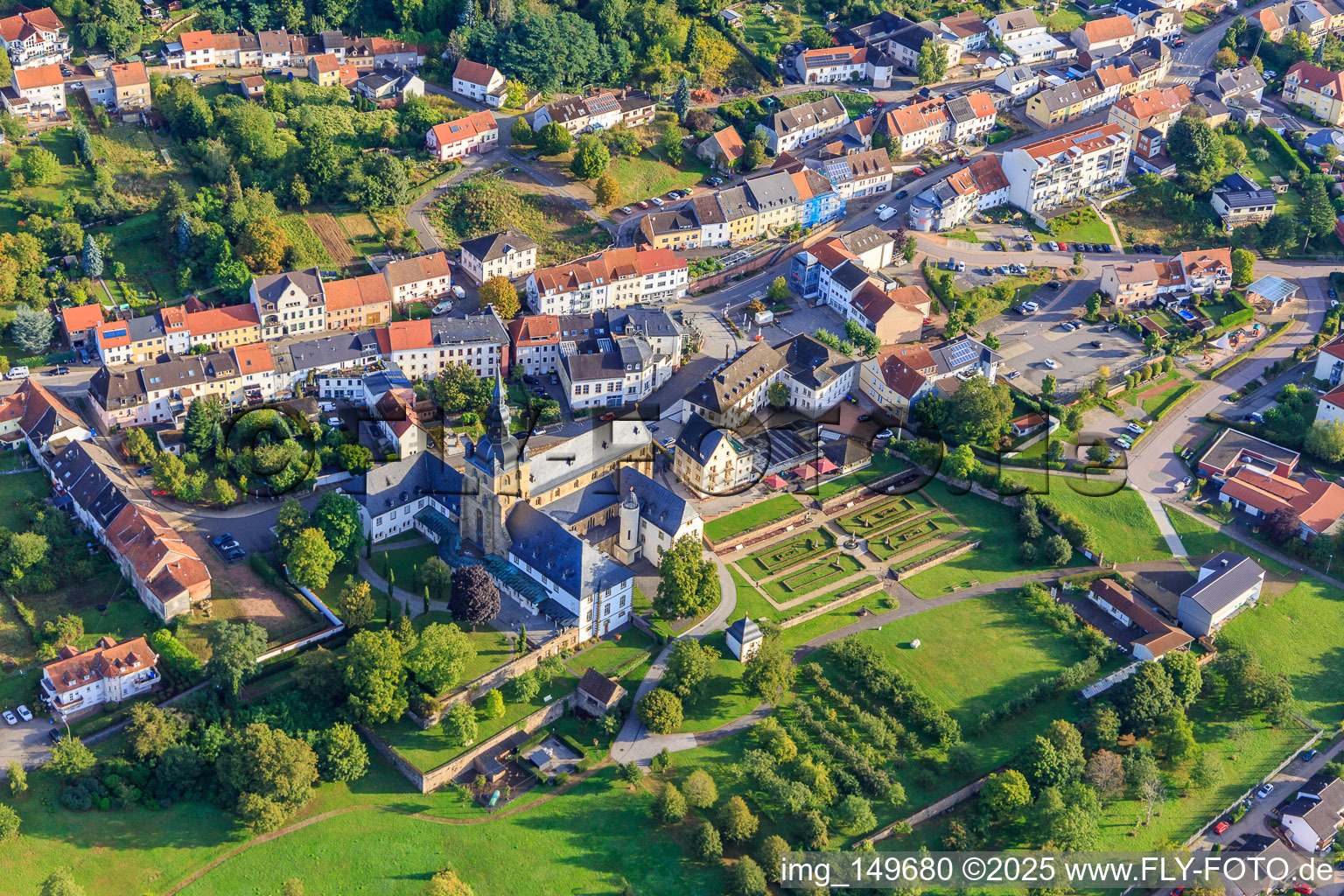 Luftbild von Benediktinerabtei St. Mauritius Tholey mit Abteikirche und Klostergarten von Südwesten im Bundesland Saarland, Deutschland
