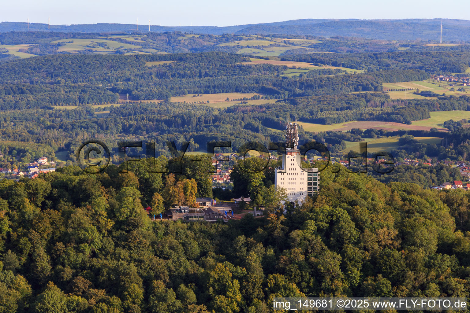 Schaumberg mit Skywalk, Schaumberg Alm und Aussichts- und Fernmeldeturm Schaumbergturm in Tholey im Bundesland Saarland, Deutschland