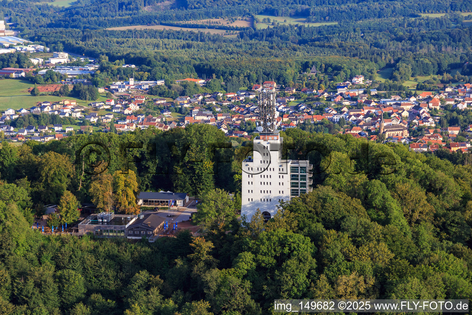 Luftbild von Schaumberg mit Skywalk, Schaumberg Alm und Aussichts- und Fernmeldeturm Schaumbergturm in Tholey im Bundesland Saarland, Deutschland