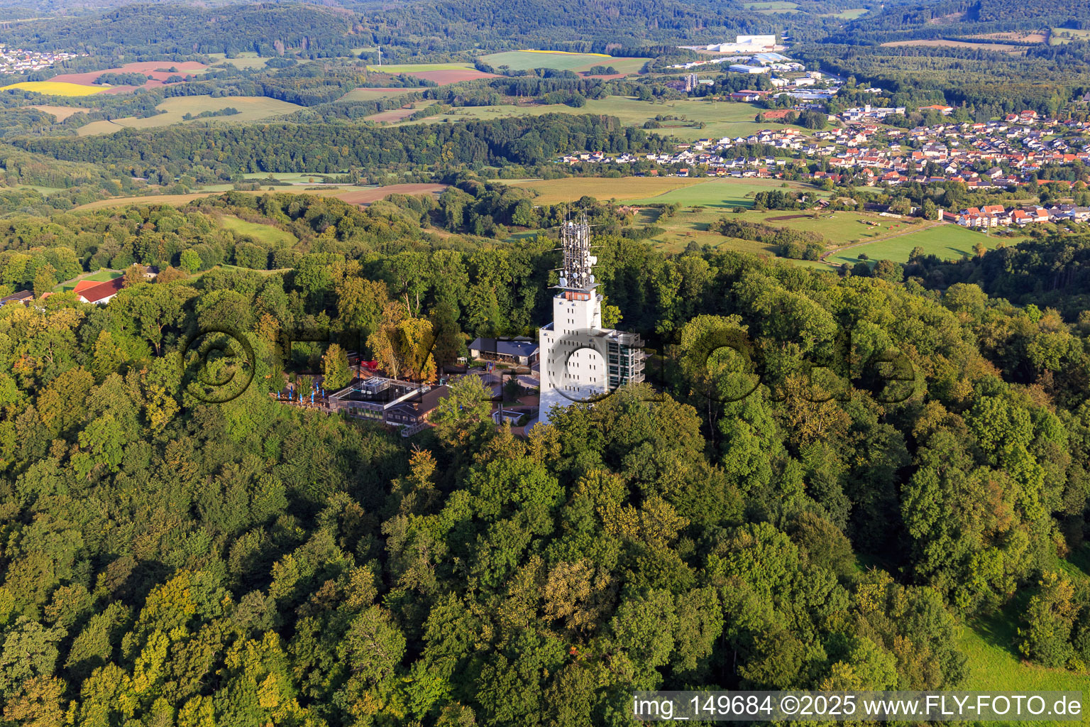 Luftaufnahme von Schaumberg mit Skywalk, Schaumberg Alm und Aussichts- und Fernmeldeturm Schaumbergturm in Tholey im Bundesland Saarland, Deutschland