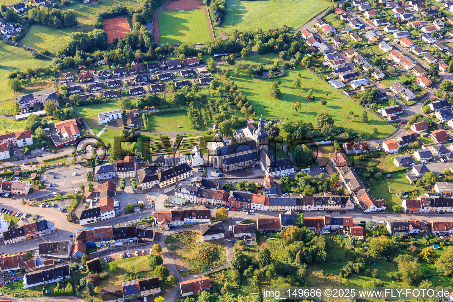 Benediktinerabtei St. Mauritius Tholey mit Abteikirche und Klostergarten von Norden im Bundesland Saarland, Deutschland